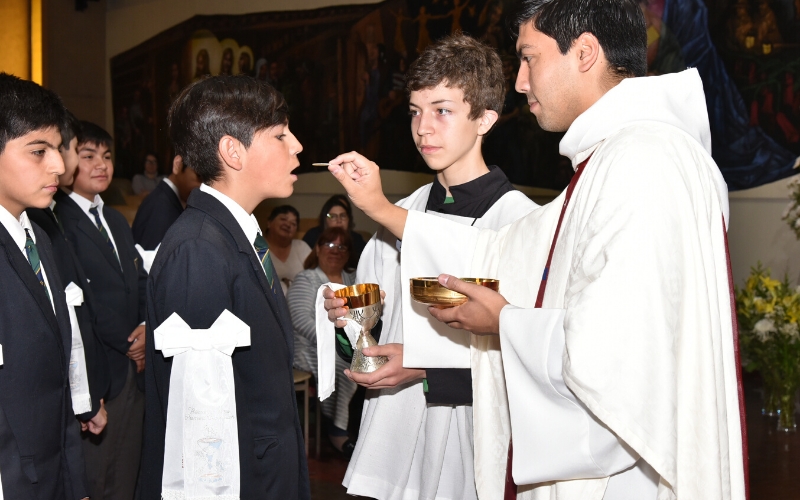 Jóvenes y adultos del Colegio Salesiano reciben su Primera Comunión