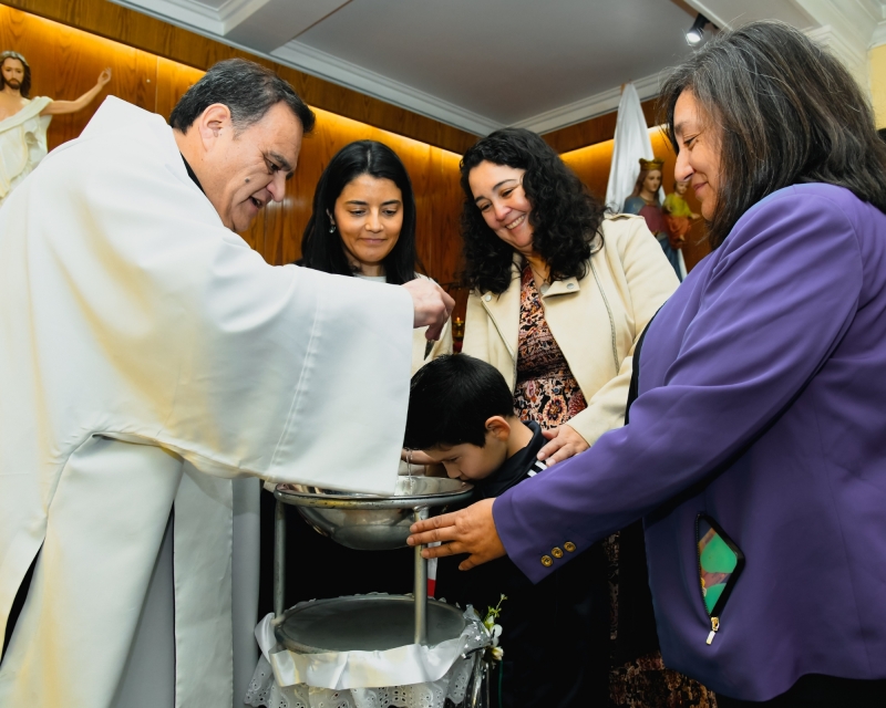 Estudiantes salesianos reciben el Sacramento del Bautismo en celebración junto a sus familias