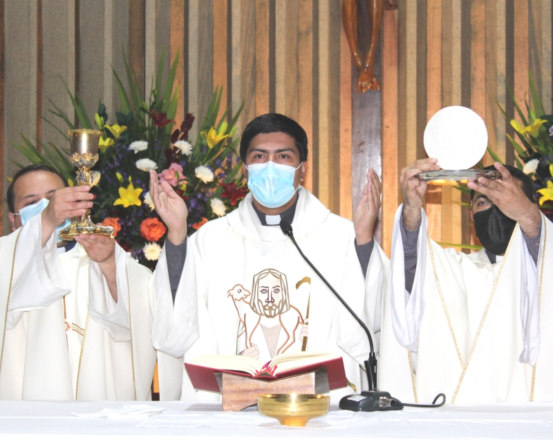 El P. Eduardo Oviedo celebra su tercer aniversario sacerdotal