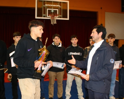 Equipo de baloncesto hace entrega de la copa por el tercer lugar en el Nacional Salesiano