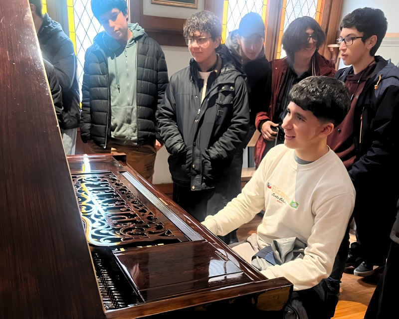Estudiantes salesianos fortalecen su formación musical con visita al Museo del Sonido y concierto sinfónico en Santiago