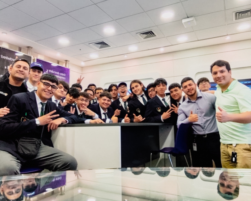 Estudiantes Salesianos del 4° Medio C visitan Cisco en Santiago