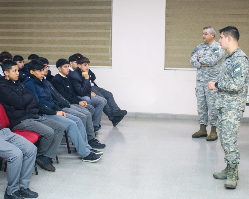 Charla vocacional acerca oportunidades de carrera aeronáutica