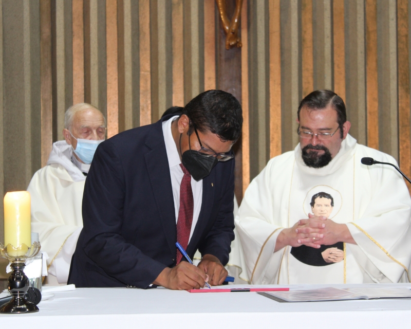 Felipe González Briceño renueva sus votos salesianos