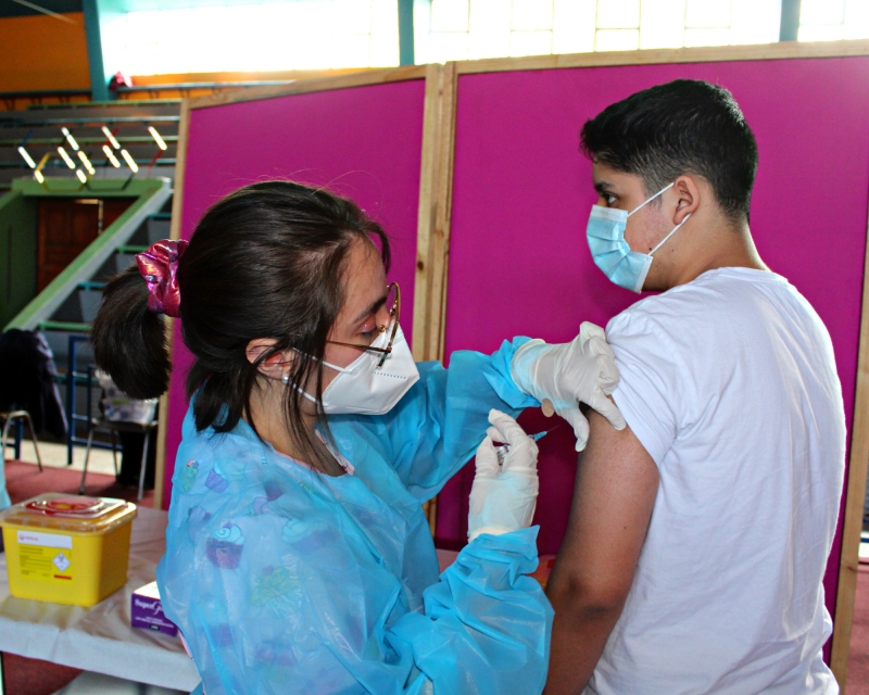 Nuestros estudiantes reciben las vacunas contra el sarampión, papiloma entre otras